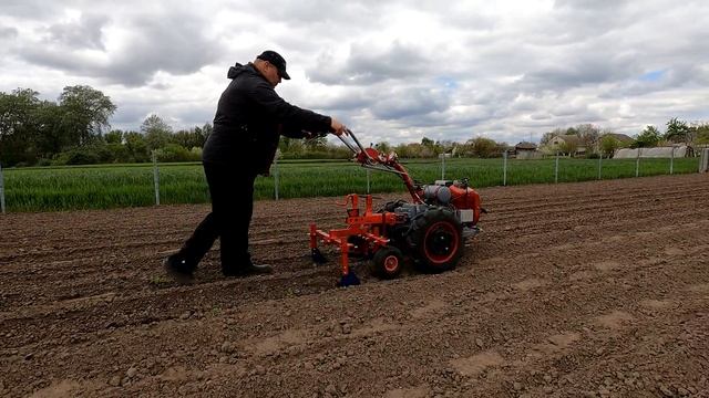 Лапы бритвы. Междурядная прополка мотоблоком МБ-8 Мотор Сич. смотреть онлайн