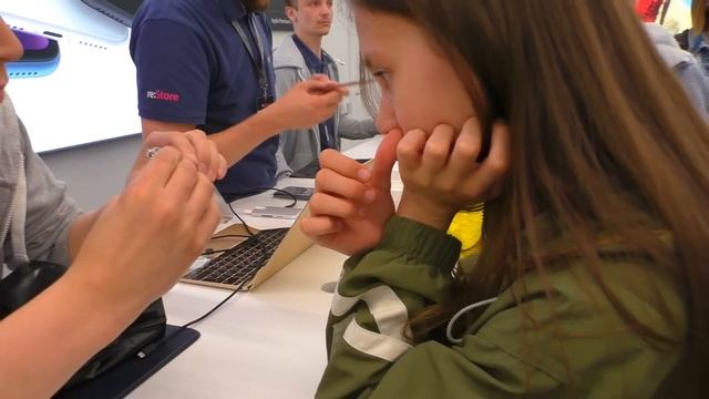 ВЫПРОСИЛА НОВЫЙ АЙФОН  на ДЕНЬ РОЖДЕНИЯ в 12 ЛЕТ !