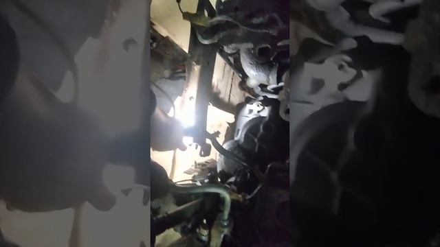 Рено Сценик 2, открыть капот, когда порвался тросик. смотреть онлайн