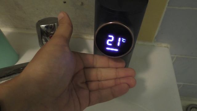 Интересный дозатор жидкого мыла с дисплеем, температурой и встроенным аккумулятором. смотреть онлайн