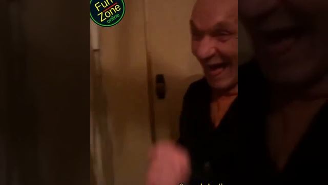 Дедок шутит над гостями в домофон! смотреть онлайн