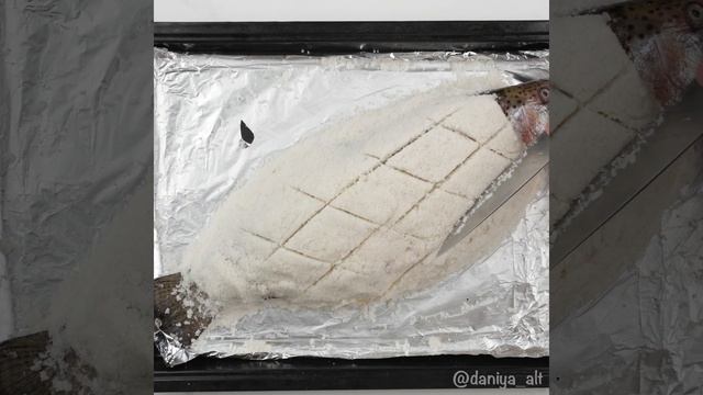 КАК ПРИГОТОВИТЬ РЫБУ В СОЛИ!! (от Аралтуз) смотреть онлайн