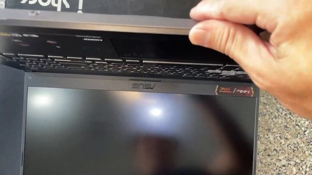 華碩電競筆記型電腦FX707ZM,開箱介紹,拆機升級儲存容量順便欣賞內部配置,結果要安裝硬碟時翻車啦!Notebook Dismantling 筆電拆解