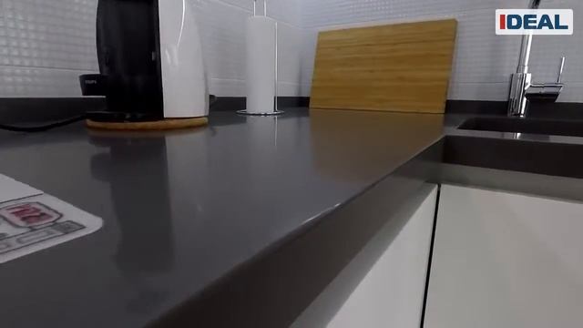 Кухня с белыми фасадами и черной столешницей смотреть онлайн