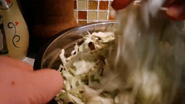 Хрустящая и вкусная маринованная капуста двух видов. смотреть онлайн