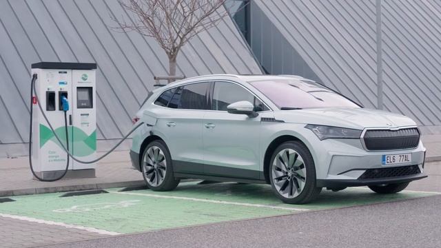 НОВАЯ полностью электрическая Skoda ENYAQ 2021 в цвете Arctic Silver смотреть онлайн