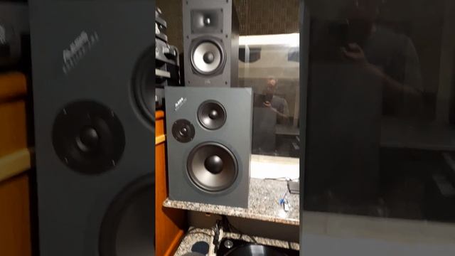 Testando as caixas da Polk XT20 aqui no estúdio. Confiram o vídeo completo no canal AV Mix. смотреть онлайн