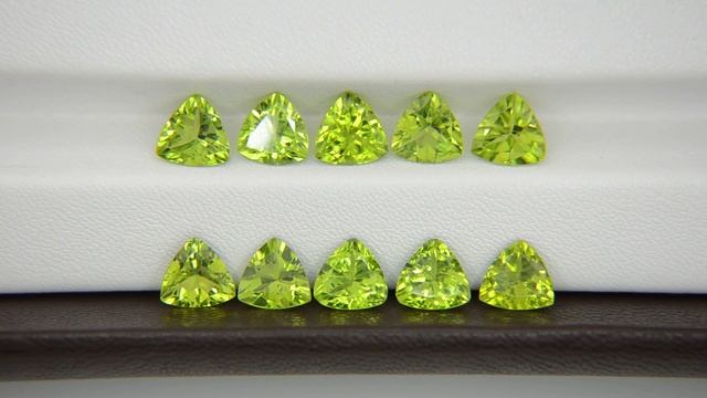 Лот хризолитов, триллионы 8х8 мм - 10 штук, 18,25 карат смотреть онлайн