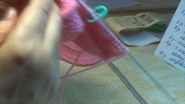 Вязание спицами . Нежные розовые пинетки #22 смотреть онлайн