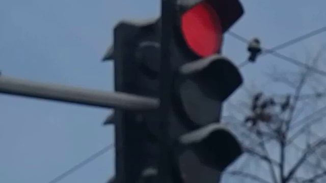 Светофор Светиться Красный Желтый и Зеленый смотреть онлайн