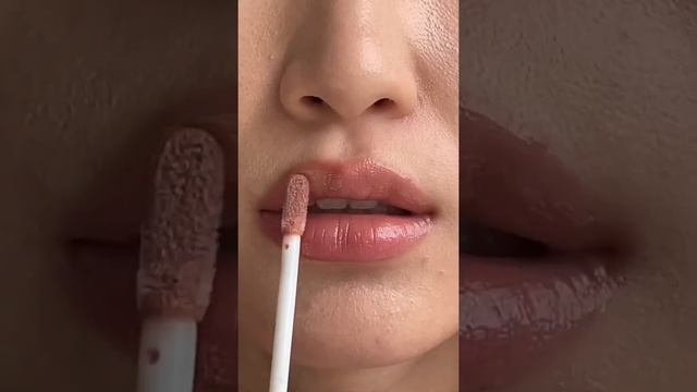 Эти румяна можно наносить не только на скулы, но и на губы для придания им тёплого нюдового тона✨ смотреть онлайн