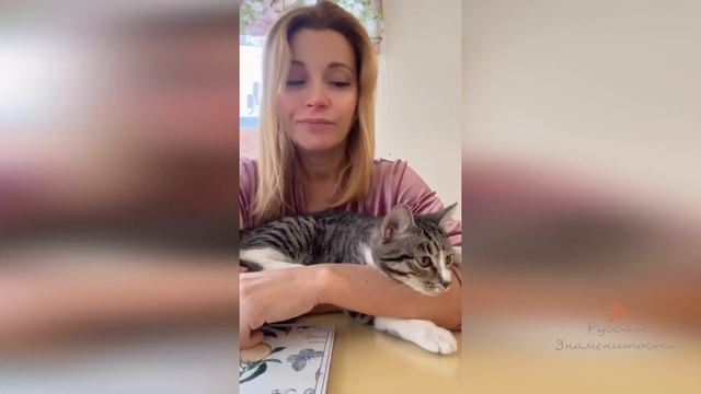 Кошка Ольги Орловой любит лежать на ручках и на животе! смотреть онлайн