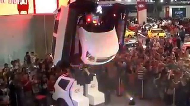 Kia Motors put evidence exhibit model that shapes into robots Robot смотреть онлайн