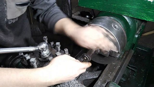 НАРЕЗАЮ РЕЗЬБУ НА ТОКАРНОМ СТАНКЕ ТВ320 ШАГ 1.5 С РЕМЕННОЙ ГИТАРОЙ. смотреть онлайн