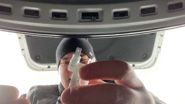 Замена лампы, в подсветке багажника Kia Rio 3 смотреть онлайн