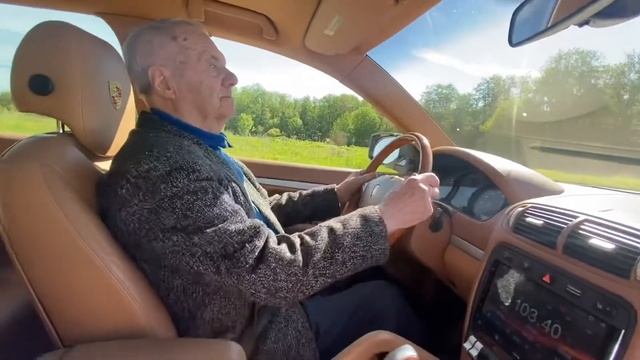 В 86 лет дедушка едет на Porsche смотреть онлайн