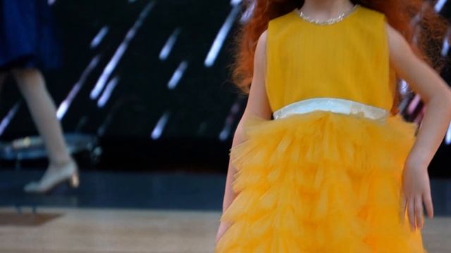 Elegant show of puffy evening dresses from "Irena Studio" смотреть онлайн