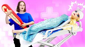 Принцесса Эльза Холодное Сердце заболела! - Красивые куклы в видео сборнике. Весёлые игры доктор
