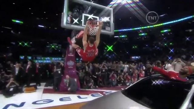 Blake Griffin dunks over 2011 KIA Optima - 2011 NBA Dunk Contest смотреть онлайн