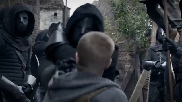 Король Артур проходит крещение улицей - Меч короля Артура (2017) смотреть онлайн