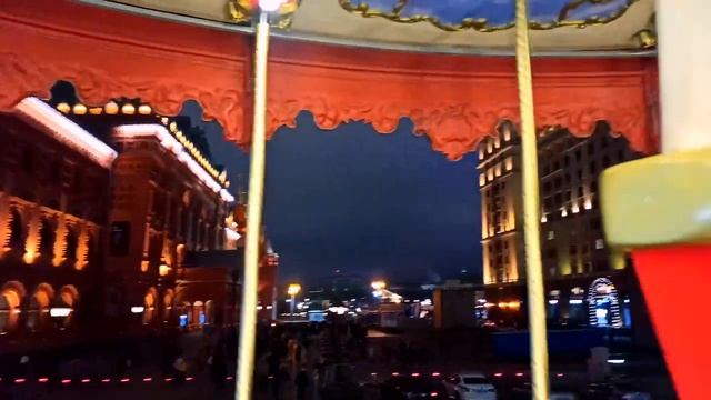 КАРУСЕЛЬ ЛОШАДКИ / КАТАЮСЬ / НЕДАЛЕКО ОТ КРАСНОЙ ПЛОЩАДИ смотреть онлайн