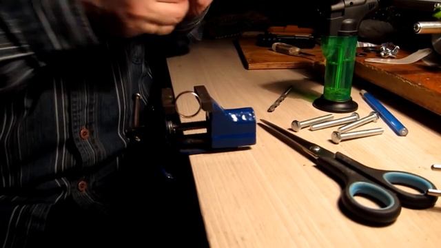 Кольцо слетает с пальца. Что делать, как уменьшить размер кольца смотреть онлайн