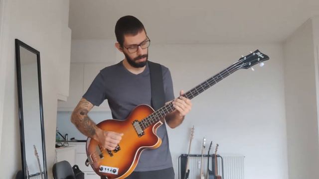 Queens Of The Stone Age - I sat by the ocean (bass cover) смотреть онлайн
