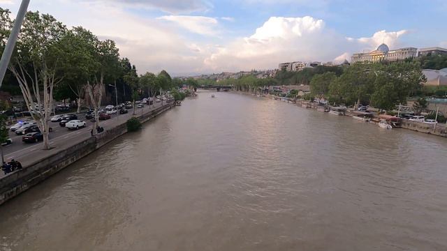 Грузия / Тбилиси (34): Первый раз в Тбилиси. Парк Рике. Мост мира | Капибары в бегах #68 смотреть онлайн