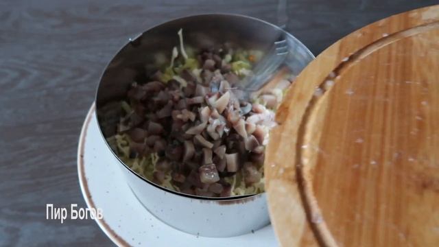 Салат «Север» на праздничный стол. Готовим вкусный слоеный салат с селедкой!