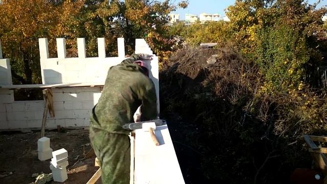 Кладка газобетона на клей-пену своими руками. Скорость кладки в одни руки оконные перемычки. DIY 18