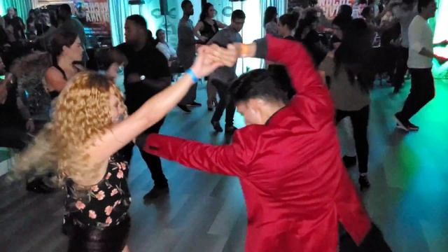 Nery Garcia & Lilly - Salsa social dance - 2021 Noche Divina Social in Miami смотреть онлайн