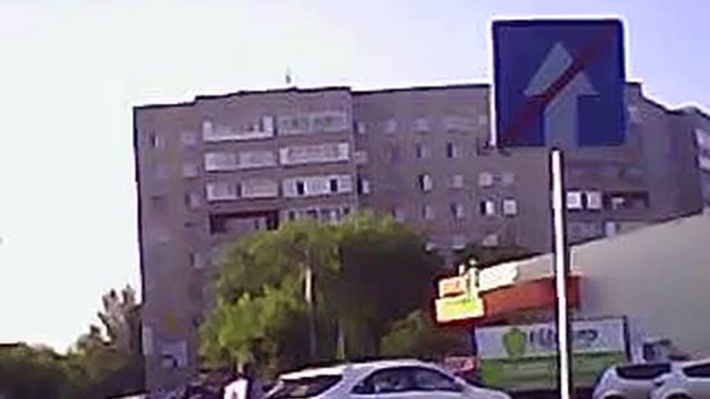 Злобный мужик возле колонки с водой смотреть онлайн