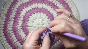 КРУГЛЫЙ КОВРИК ИЗ ПЫШНЫХ СТОЛБИКОВ