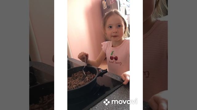 Маша и Лиля. Маша готовит Спагетти Болоньезе смотреть онлайн