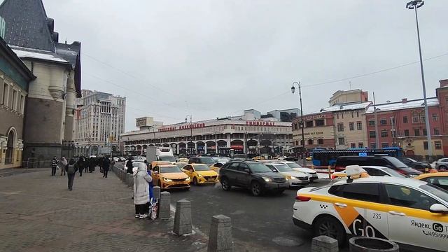 Площадь у вокзалов. Жизнь в разных странах смотреть онлайн