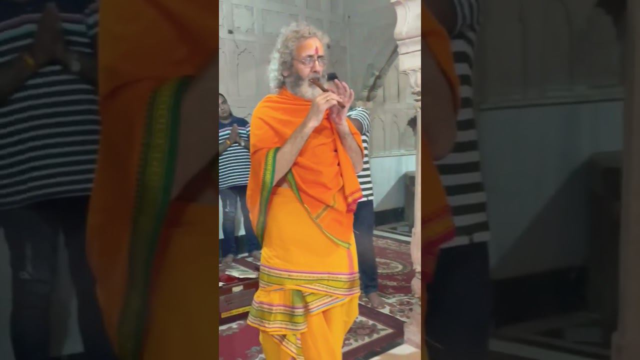 Он это делает каждый день!!! Обязательно прочитайте историю под видео! #вриндаван смотреть онлайн