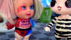 ЗЛОДЕЙКИ УКРАЛИ САМОЛЕТ! СЕМЕЙКА ВИКИ И ПАНКИ ПЛАЧУТ? Куклы ЛОЛ сюрприз смешные мультики Даринелка