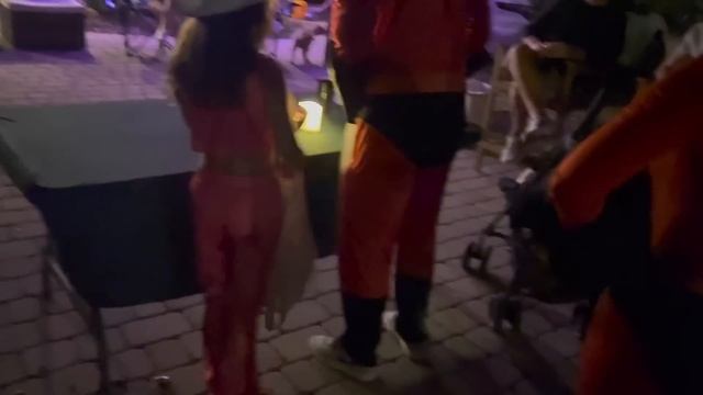 ХЭЛУИН В АМЕРИКЕ ??//VLOG//ходим по домам и собираем конфеты смотреть онлайн