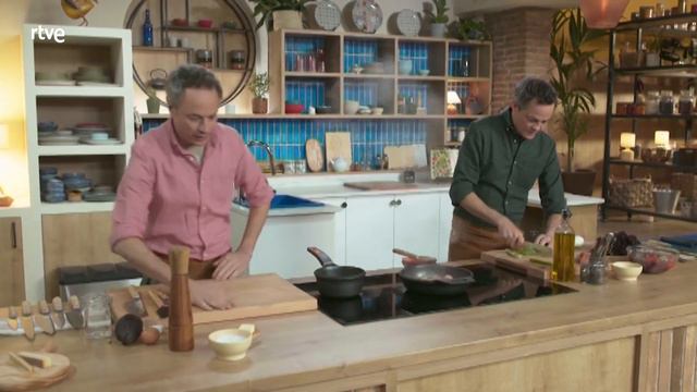 Receta de tarta Tatin de cebolla con salsa de queso - Menudos Torres | RTVE Cocina смотреть онлайн