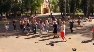 Да я мать и я умею танцевать ! Классно танцуют