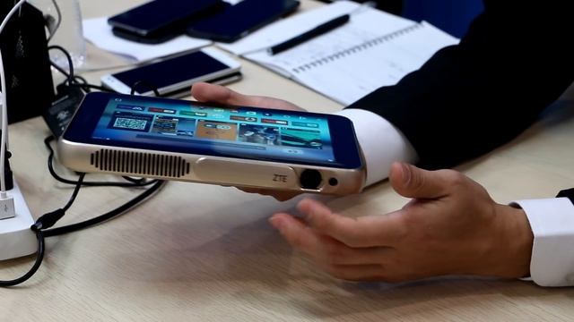 ZTE Spro Plus mobile smart projector смотреть онлайн