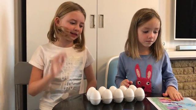 EggedOn super fun game. Девчонки играют в супер весёлую игру яйцо на голове. смотреть онлайн