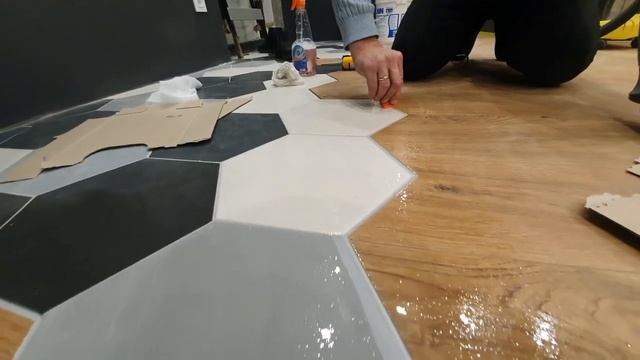 Укладка ламината Haro и примыкание к шестигранной плитке. Стык гексагоны и ламинат. смотреть онлайн