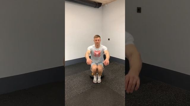 Техника выполнения упражнения «приседания с узкой постановкой ног на возвышенности» смотреть онлайн