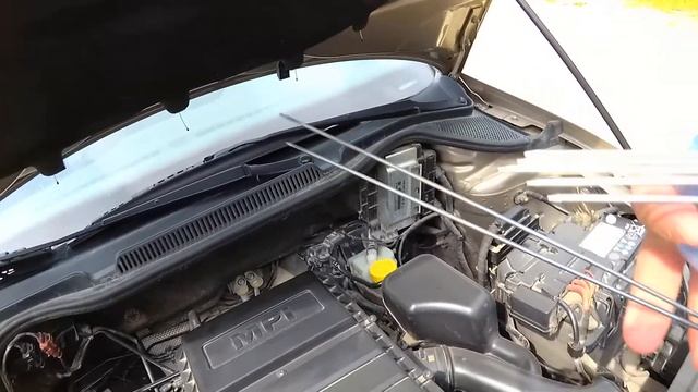 Провисание утеплителя капота VW Polo | Что можно придумать? - Показываю смотреть онлайн