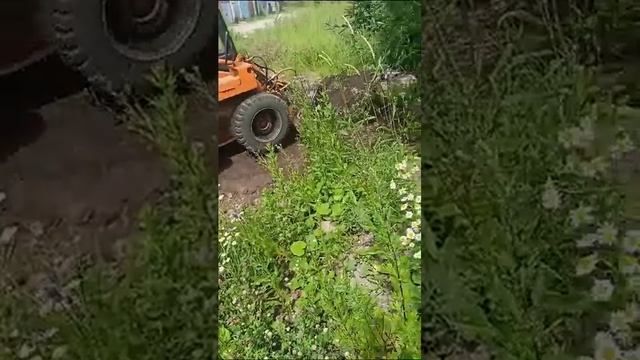 Работа минипогрузчика МКСМ 800 с челюстным ковшом. смотреть онлайн