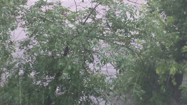 В Мариуполе утром прошёл ливень с грозой смотреть онлайн