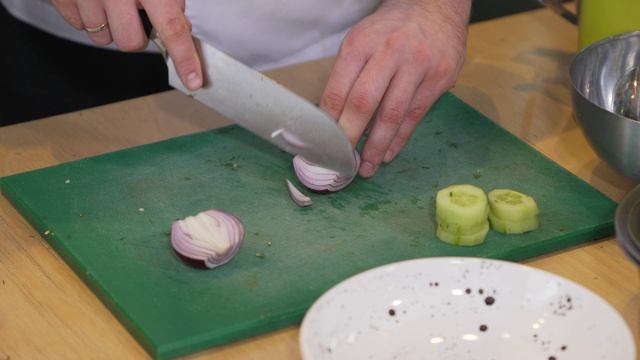"И РЫБА И МЯСО" Александр Волокитин. Весенний салат из семги. смотреть онлайн