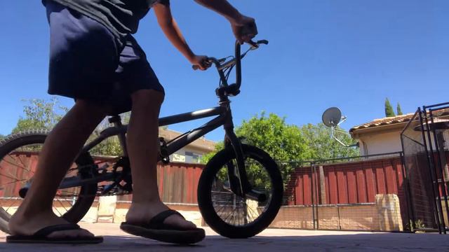 How to learn a wheelie I fell/crashed смотреть онлайн