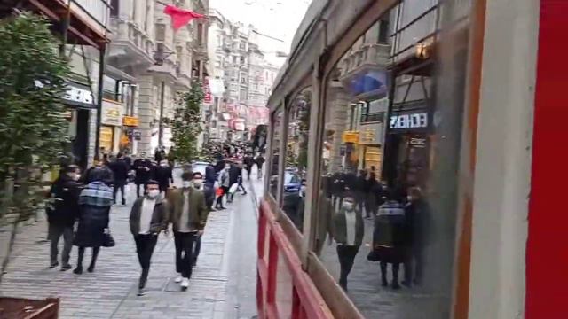 На экскурсионном трамвае по " Стамбульском Арбату " ( улица Истикляль, апрель 2021 ) смотреть онлайн